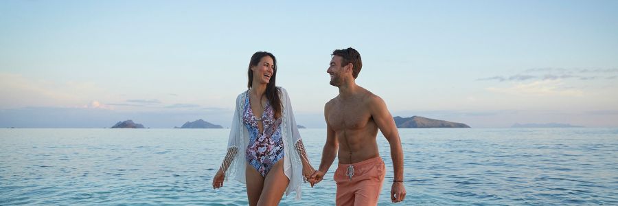 my-fiji-100755-56-couple-walking-along-the-beach-at-sunset-in-mamanuca-islands