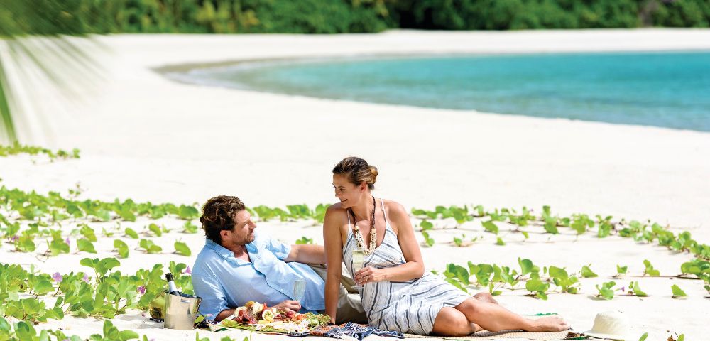 my-fiji-couple-enjoying-romantic-picnic-at-the-beach