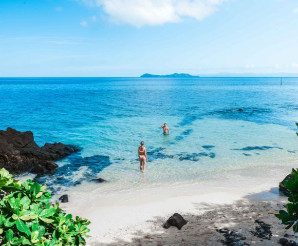 my-fiji-couple-at-private-beach-in-beqa-lagoon