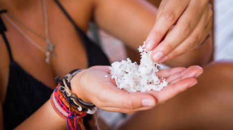 my-fiji-woman-holding-grated-coconut-traditional-fijian-food