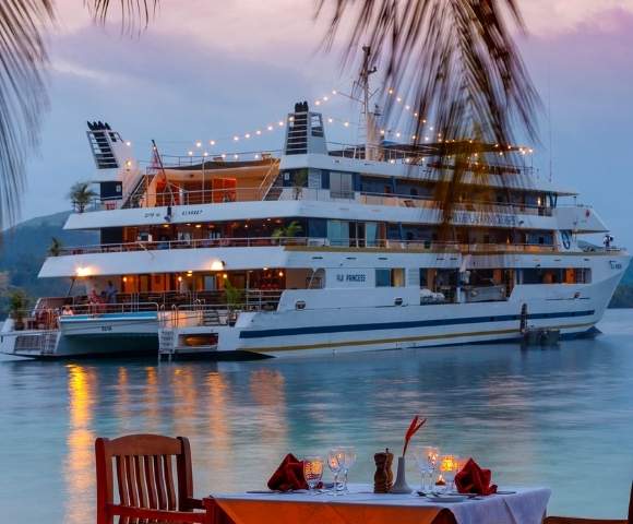 my-fiji-romantic-dinner-on-the-beach-with-blue-lagoon-cruises-ship-in-distance