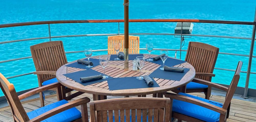 MYFIJI-Dining-table-overlooking-blue-ocean