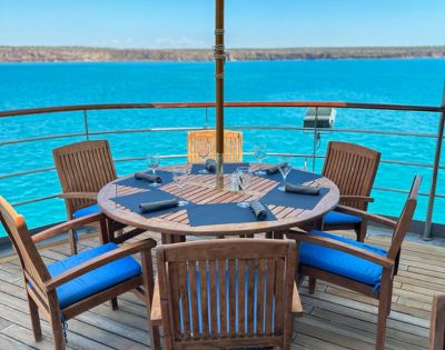 MYFIJI-Dining-table-overlooking-blue-ocean