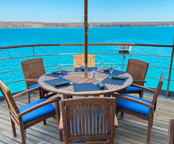 MYFIJI-Dining-table-overlooking-blue-ocean