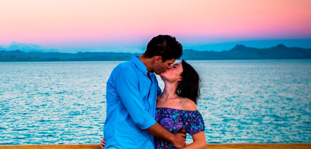 my-fiji-couple-kissing-during-sunset-captain-cook-cruise