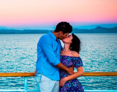 my-fiji-couple-kissing-during-sunset-captain-cook-cruise