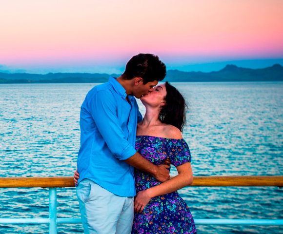 my-fiji-couple-kissing-during-sunset-captain-cook-cruise