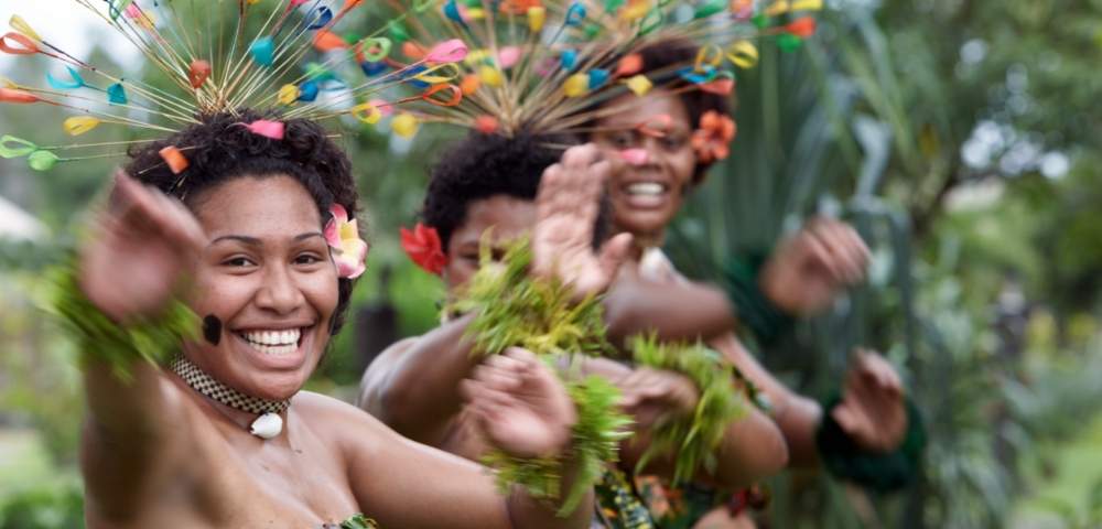 my-fiji-fiji-locals-performing-traditional-dance