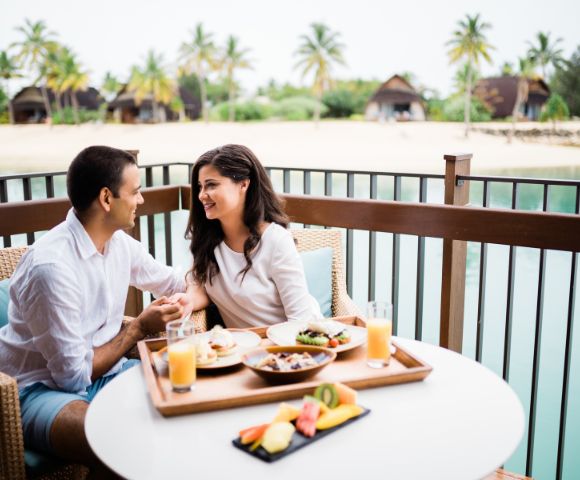 my-fiji-couple-enjoying-breakfast-by-the-water-at-Fiji-Marriott-Resort-Momi-Bay