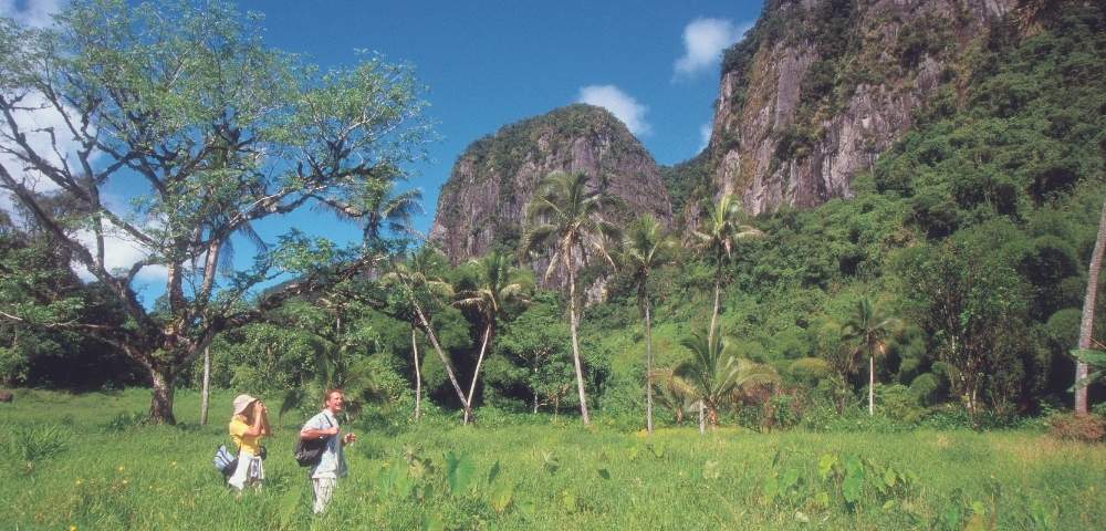 my-fiji-two-people-hiking-in-inland-fiji