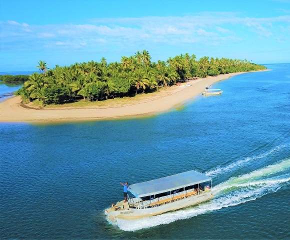 my-fiji-boat-transfer-next-to-likuri-island-resort-fiji