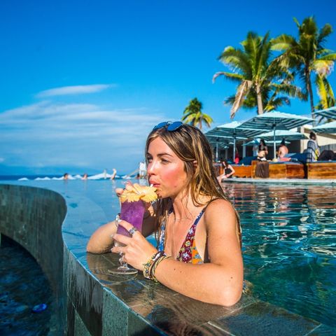 my-fiji-woman-enjoying-a-cocktail-in-the-pool-at-malamala-beach-club