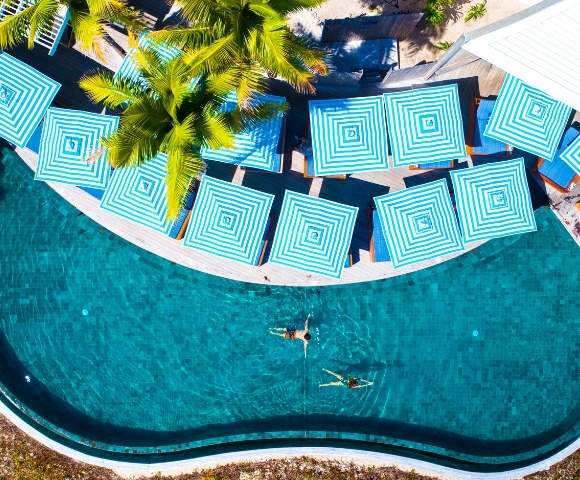 my-fiji-two-people-swimming-in-the-infinity-pool-of-malamala-beach-club