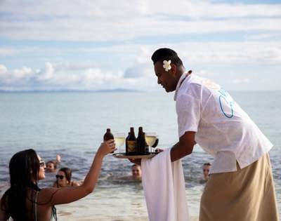 my-fiji-simon-serving-drinks-at-my-fiji-island