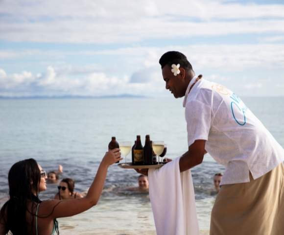 my-fiji-simon-serving-drinks-at-my-fiji-island