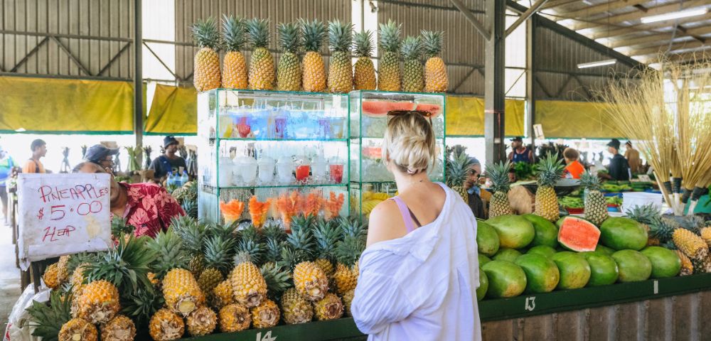 my-fiji-woman-purchasing-fresh-fruit-juice-at-nadi-food-market