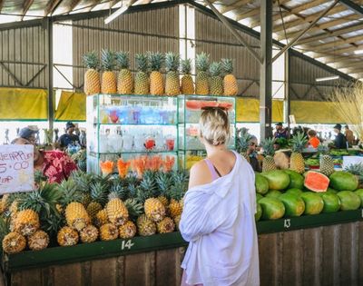 my-fiji-woman-purchasing-fresh-fruit-juice-at-nadi-food-market