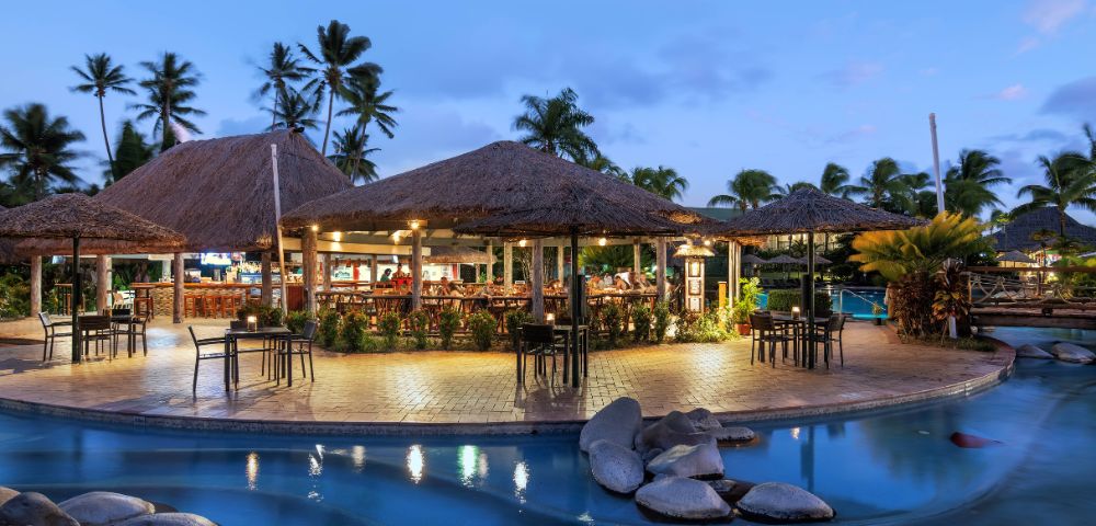 my-fiji-outrigger-fiji-beach-resort-bavari-bar-at-nighttime