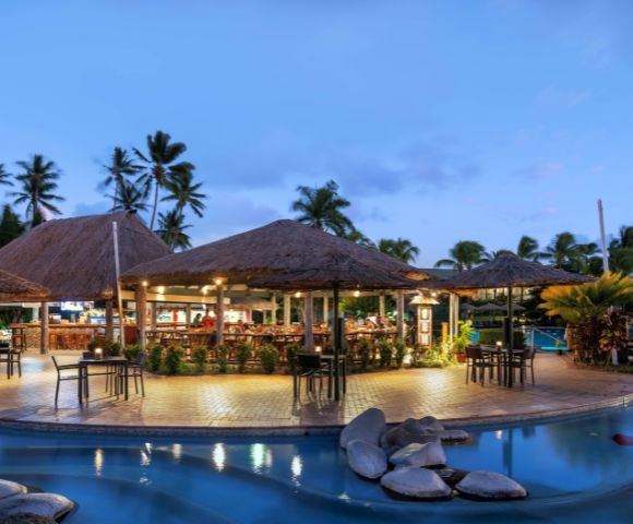 my-fiji-outrigger-fiji-beach-resort-bavari-bar-at-nighttime