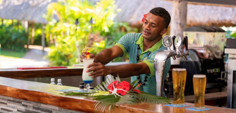 my-fiji-outrigger-fiji-beach-resort-bartender-making-cocktail-at-bavari-bar