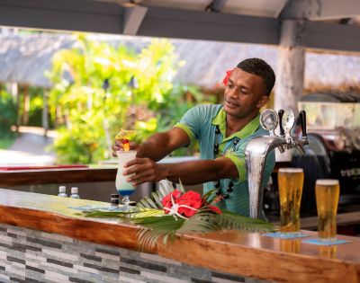 my-fiji-outrigger-fiji-beach-resort-bartender-making-cocktail-at-bavari-bar