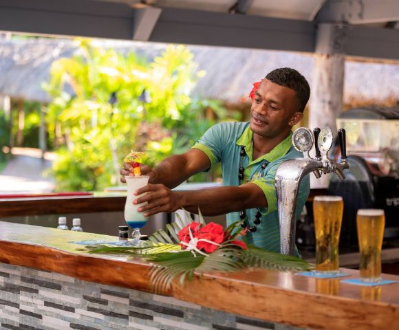 my-fiji-outrigger-fiji-beach-resort-bartender-making-cocktail-at-bavari-bar