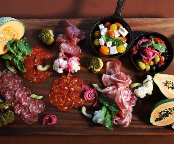 MYHOLIDAY-RADISSON-BLU-RESORT-FIJI-DENARU-ISLAND-CHARCUTERIE-BOARD-WITH-PAPAYA-AND-DELI-MEAT