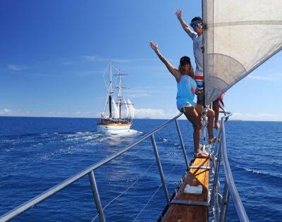 MYFIJI-Robinson-Crusoe-Island-Tours-Couple-sailing-and-smiling