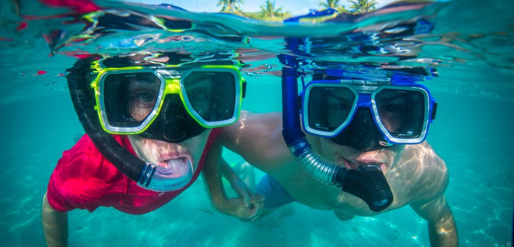 MYFIJI-Robinson-Crusoe-Island-Tours-Tivua-Island-Couple-snorkelling-looking-at-the-camera