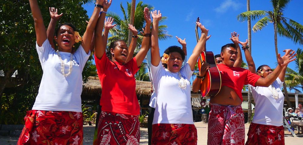 MY-FIJI-Robinson-Crusoe-Tours-Half-Day-Island-Chill-Musicians-Cheering