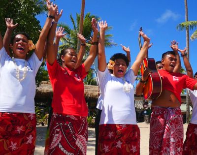 MY-FIJI-Robinson-Crusoe-Tours-Half-Day-Island-Chill-Musicians-Cheering