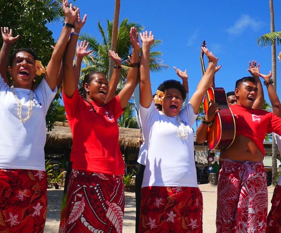 MY-FIJI-Robinson-Crusoe-Tours-Half-Day-Island-Chill-Musicians-Cheering