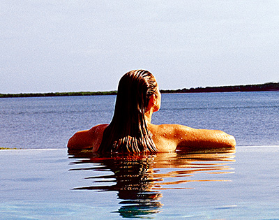 my-fiji-girl-in-infinity-pool-at-sheraton-denarau-villas