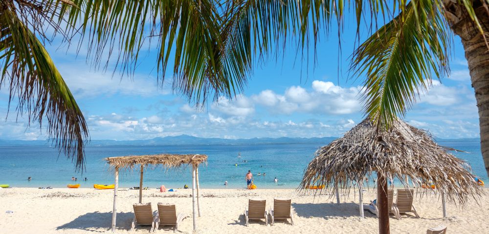 my-fiji-south-sea-island-beach-with-sun-lounges