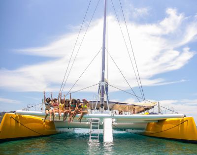 my-fiji-girls-on-back-of-south-sea-sailing-boat