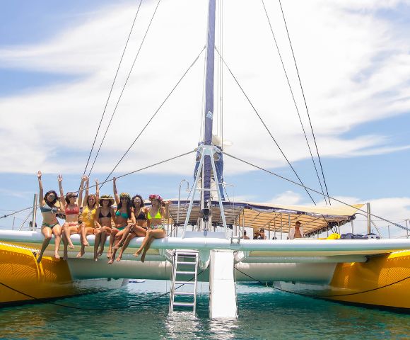 my-fiji-girls-on-back-of-south-sea-sailing-boat