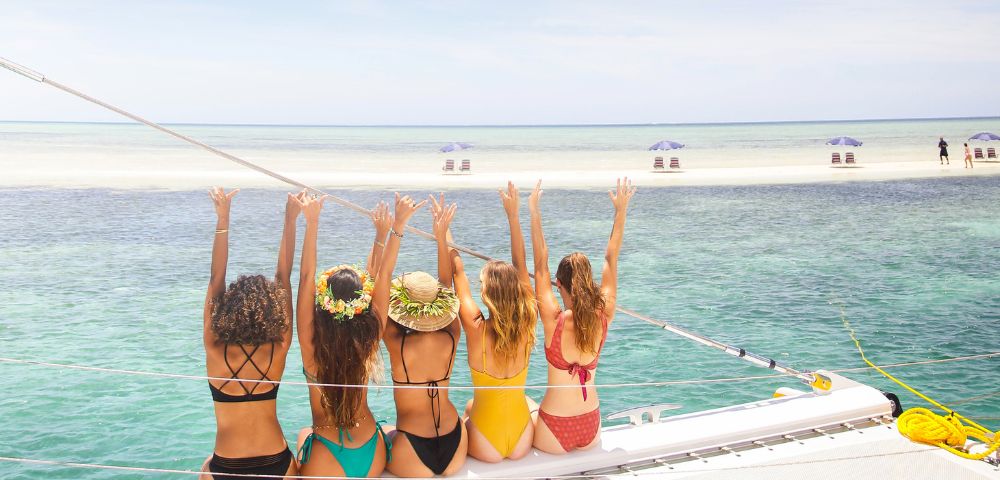 my-fiji-girls-with-hands-up-on-south-sea-sailing-boat