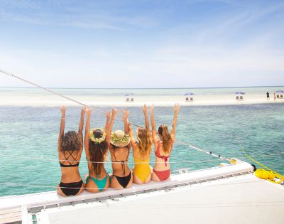 my-fiji-girls-with-hands-up-on-south-sea-sailing-boat