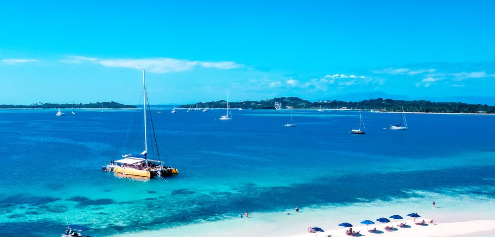 my-fiji-south-sea-sailing-boat-on-aqua-blue-water