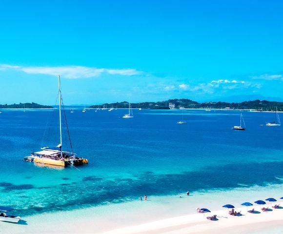 my-fiji-south-sea-sailing-boat-on-aqua-blue-water