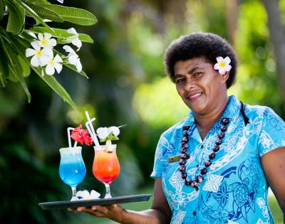 MYHOLIDAY-THE-NAVITI-RESORT-EMPLOYEE-CARRYING-COCKTAILS