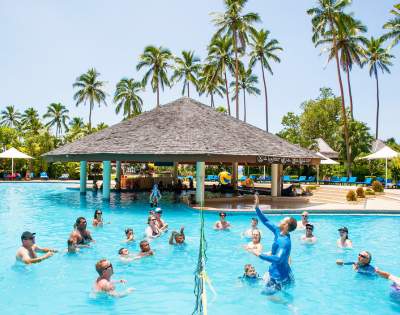 MYHOLIDAY-THE-NAVITI-RESORT-GROUP-OF-PEOPLE-PLAYING-VOLLEY-BALL-IN-THE-POOL