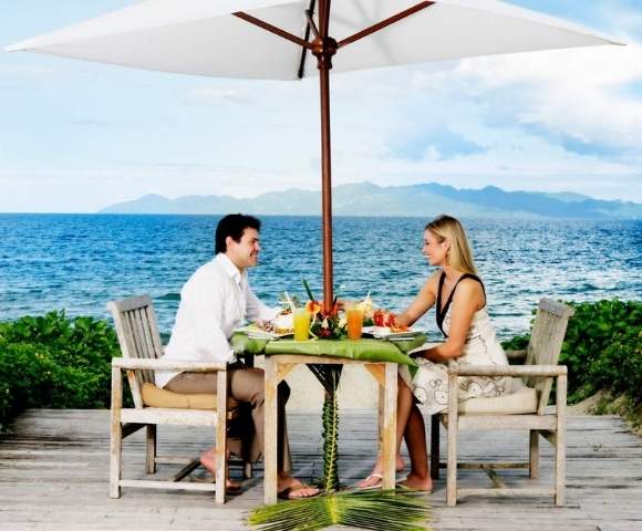 my-fiji-couple-enjoying-dinner-by-the-water-at-the-pearl-resort-spa-golf-course