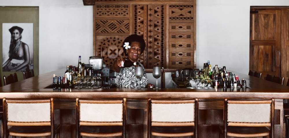 my-fiji-woman-pouring-drinks-at-the-bar-at-tokoriki-island-resort-fiji