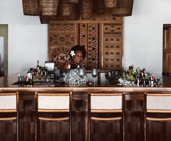 my-fiji-woman-pouring-drinks-at-the-bar-at-tokoriki-island-resort-fiji