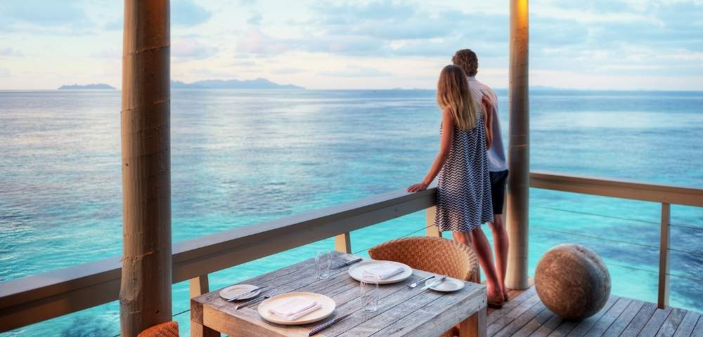 my-fiji-couple-overlooking-reef-at-vomo-island-fiji