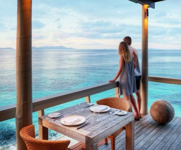 my-fiji-couple-overlooking-reef-at-vomo-island-fiji