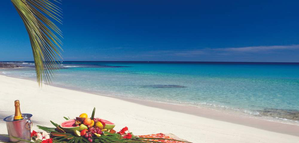 MY-HOLIDAY-YASAWA-ISLAND-RESORT-picnic-blanket-on-beach