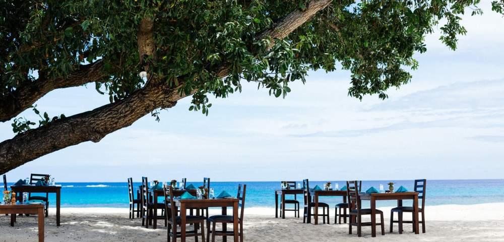 MY-HOLIDAY-YASAWA-ISLAND-RESORT-restaurant-seating-on-beach