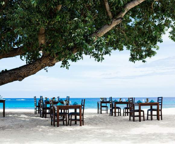 MY-HOLIDAY-YASAWA-ISLAND-RESORT-restaurant-seating-on-beach